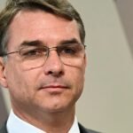 EUA VÃO CONCEDER VISTOS A FLÁVIO BOLSONARO E FAMÍLIA APÓS SENADOR DESCUMPRIR ORDEM DE MORAES